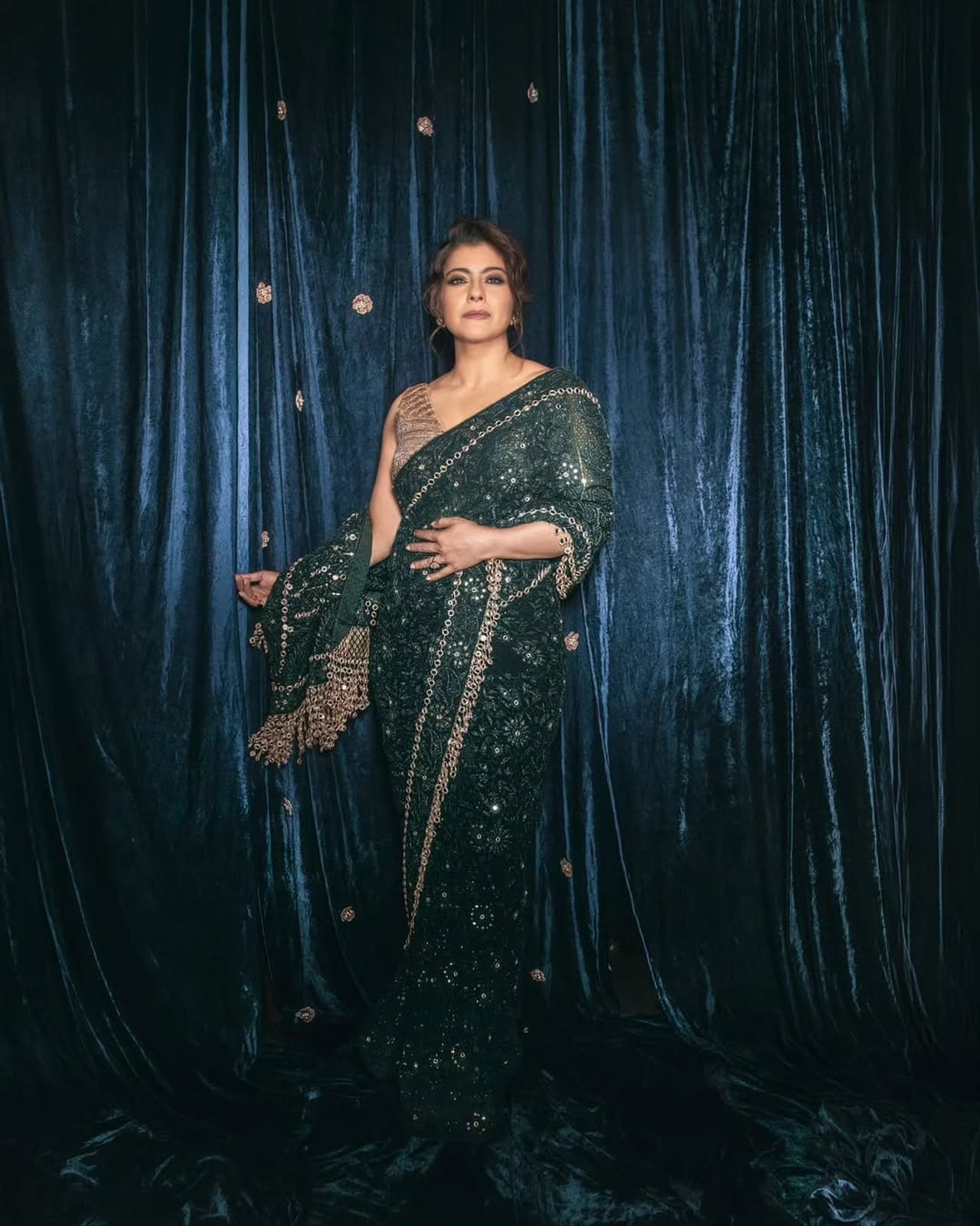 बॉलिवूडमध्ये अनेक असे सेलिब्रिटी आहेत, त्यांच्या वयापेक्षा कमी वयाचे दिसतात. त्यामागे कारण आहे. नियमित व्यायम आणि आहार...  बॉलिवूडमध्ये 90 चा दशक गाजवलेले काही सेलिब्रिटी आजही फिट आहे... यावर अभिनेत्री कजोल हिने मोठं वक्तव्य केलं आहे. 