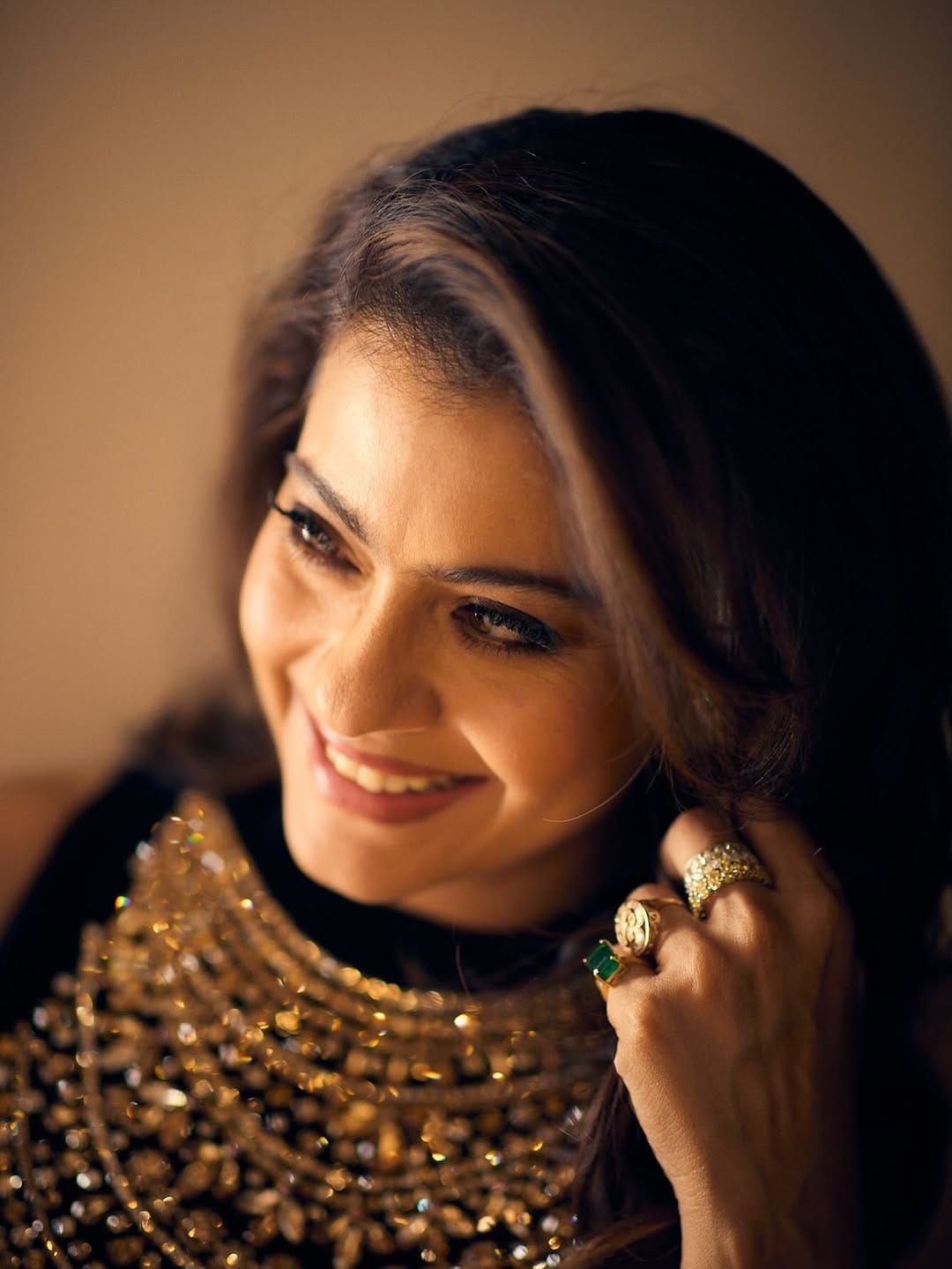 अभिनेत्री काजोल हिने स्वतःचे काही फोटो इन्स्टाग्रामवर पोस्ट केले आहेत. फोटो पोस्ट करत अभिनेत्रीने कॅप्शनमध्ये स्वतःबद्दल एक खास गोष्ट चाहत्यांना सांगितली आहे. सध्या सर्वत्र फक्त आणि फक्त काजोल हिच्या फोटोंची चर्चा रंगली आहे.