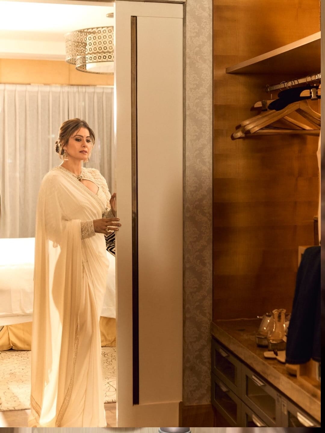 काजोल कायम सोशल मीडियावर सक्रिय असते. सोशल मीडियावर काजोल हिच्या चाहत्यांची संख्या देखील फार मोठी आहे. चाहत्यांच्या संपर्कात राहण्यासाठी अभिनेत्री कायम स्वतःचे फोटो आणि व्हिडीओ सोशल मीडियावर पोस्ट करत असते. 