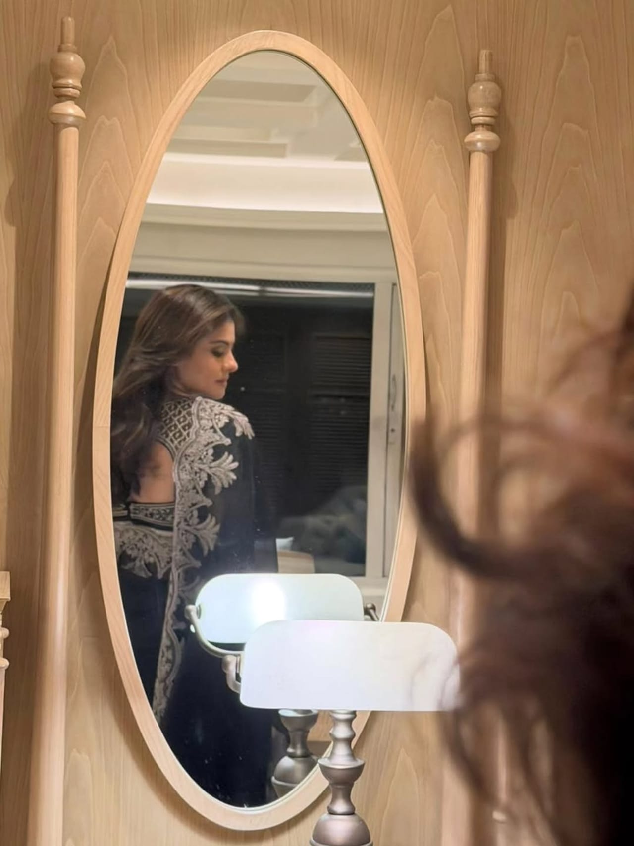 अभिनेत्री काजोल हिला आज कोणत्याच ओळखीची गरज नाही. आजही काजोल हिच्या चाहत्यांची संख्या  जगभरात फार मोठी आहे. आजही काजोल हिची एक झलक पाहण्यासाठी चाहते उत्सुक असातात. काजोल हिला अनेक ठिकाणी स्पॉट देखील केलं जातं. 