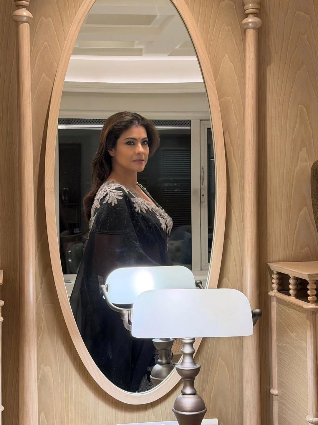 काळ्या रंगाच्या साडीत काजोल हिने हटके पोज देत फोटोशूट केलं आहे. चाहत्यांना देखील अभिनेत्रीचा नवीन लूक आवडला आहे. काजोल कायम चाहत्यांना फॅशन गोल्स देत असते. आजही काजोल हिचं सौंदर्य कमी झालेलं नाही. 