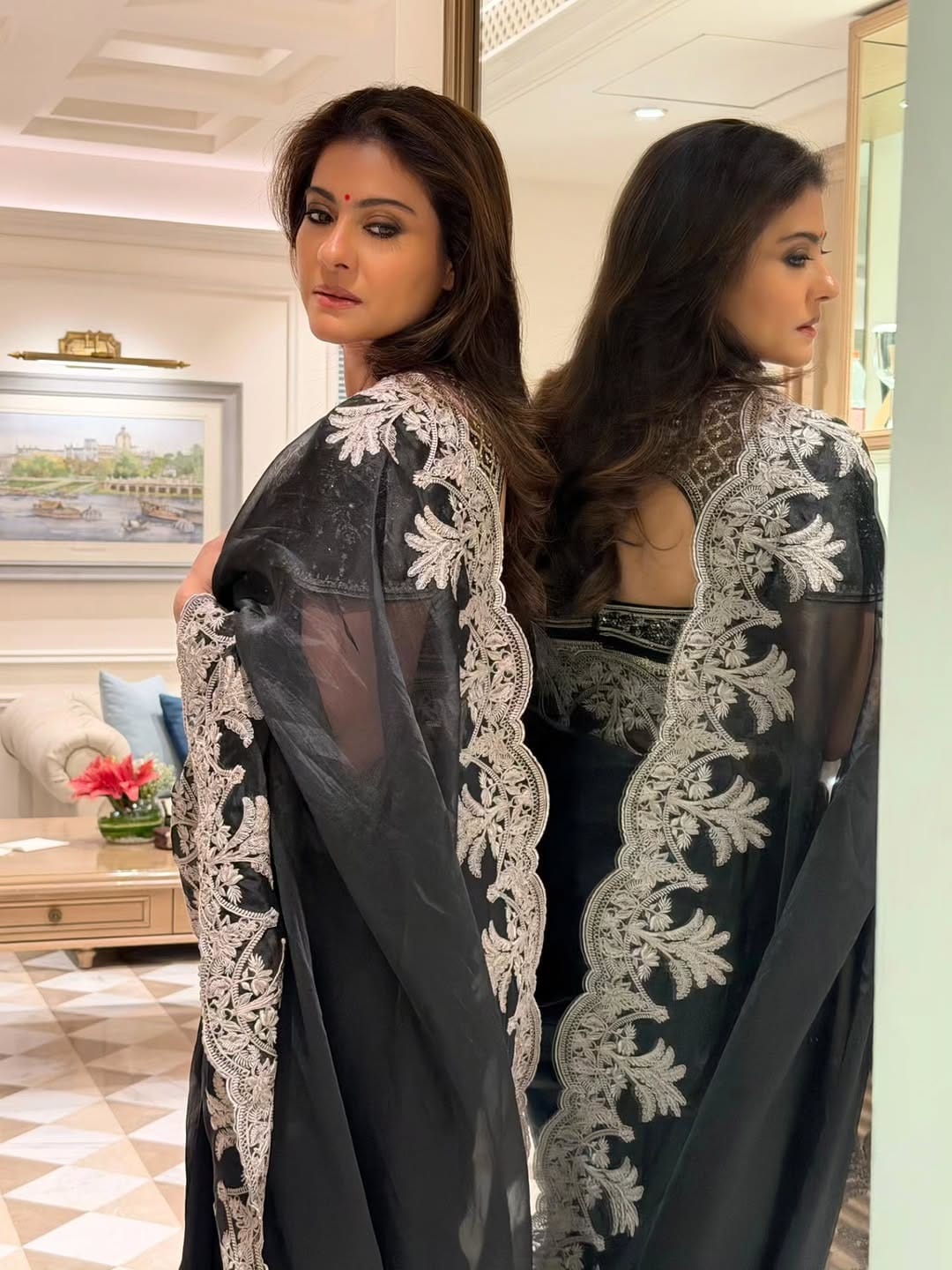 आता काजोल पूर्वीप्रमाणे मोठ्या पडद्यावर सक्रिय नाही. पण सोशल मीडियाच्या माध्यमातून चाहत्यांना कायम फॅशन गोल्स देत असते. कोणत्याही कार्यक्रमात काजोल हटके लूकमध्ये पोहोचते. आता देखील काजोल हिचे काही फोटो सोशल मीडियावर व्हायरल होत आहेत. 