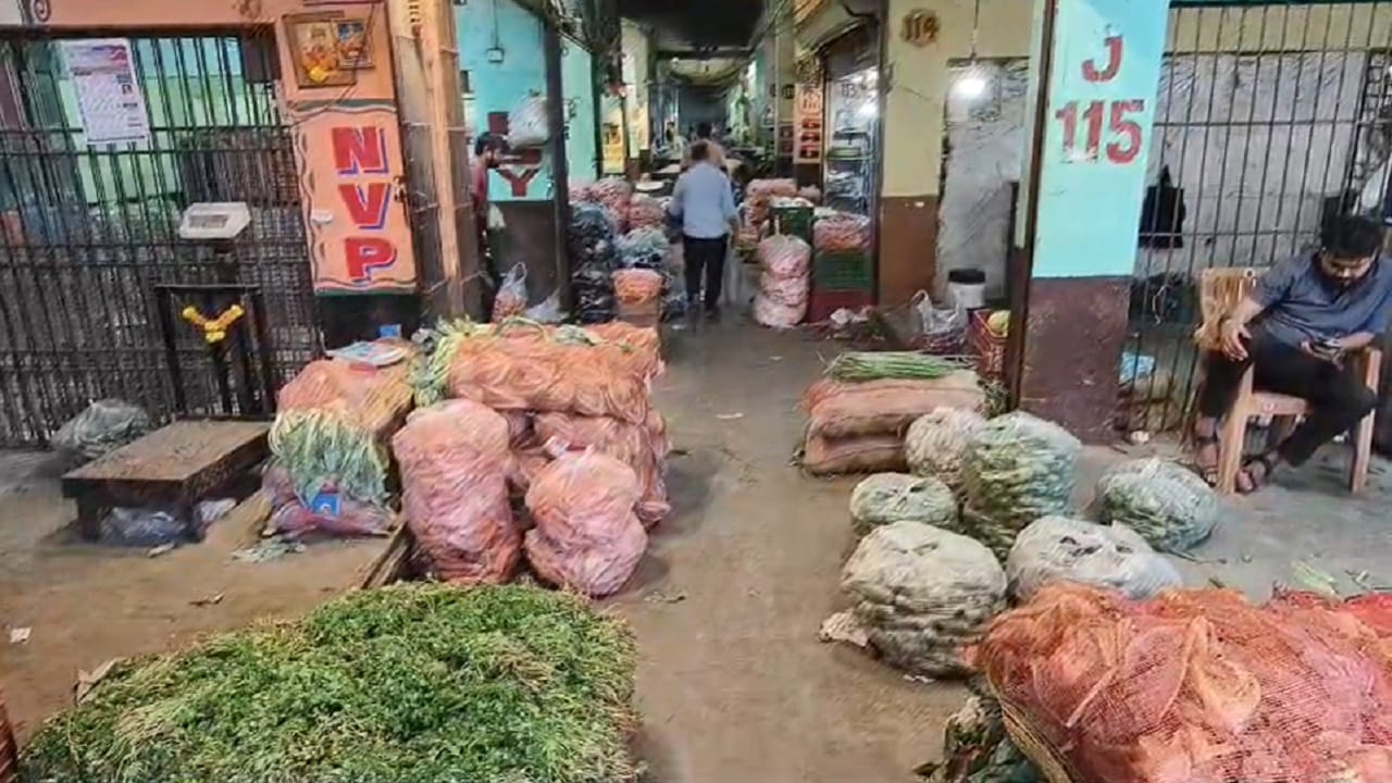 कालपर्यंत सुमारे 20 रुपयांना विकला जाणारा कांदा आता 10 ते 12 रुपयांवर आला आहे. तर 40 रुपयांना विकले जाणारे कलिंगड 12 रुपयांपर्यंत घसरल्याचे व्यापाऱ्यांनी सांगितले. शेतमालाला योग्य भाव मिळत नसल्याने शेतकरी आर्थिक अडचणीत सापडले आहेत.