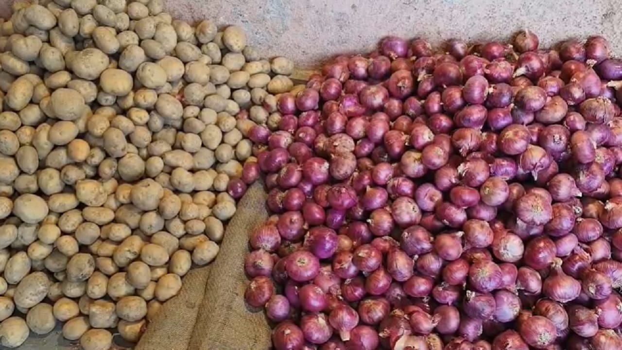 दुसरीकडे बाजारात मालाचा साठा वाढल्याने ग्राहक कमी पडत आहेत. त्यामुळे काही व्यापाऱ्यांचा माल विकला न गेल्याने दुसऱ्या दिवशी तो सडण्याची वेळ येत आहे. परिणामी पालेभाज्या, फळे आणि फुलांचा मोठा साठा बाजार समितीतच पडून राहत असल्याने शेतकऱ्यांसह व्यापाऱ्यांनाही मोठे नुकसान सहन करावे लागत आहे.