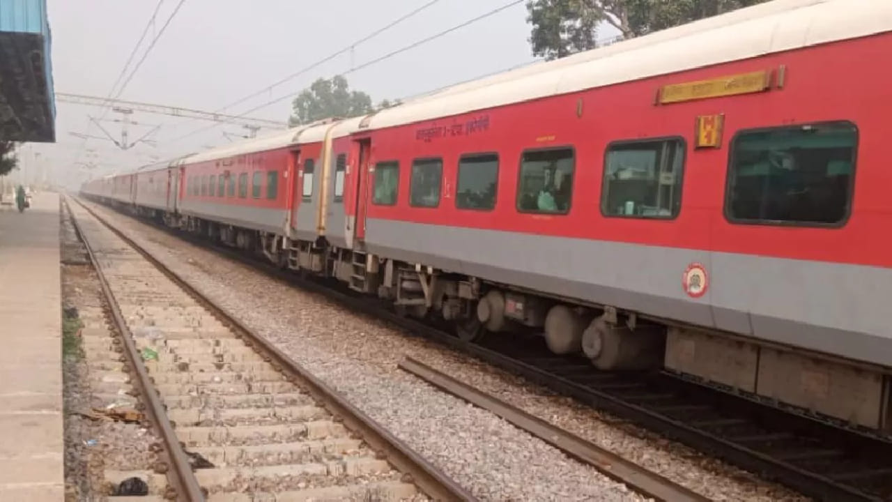 हे अनोखे स्टेशन उत्तर प्रदेश राज्यात आहे. त्याचे नाव कंचौसी रेल्वे स्टेशन आहे. या स्टेशनचा एक भाग कानपूर देहात जिल्ह्यात येतो, तर दुसरा भाग औरैया जिल्ह्यात आहे. त्यामुळे प्रवाशांना एकाच स्टेशनवर उभे राहून दोन वेगवेगळ्या जिल्ह्यांमध्ये असल्याचा अनुभव मिळतो.