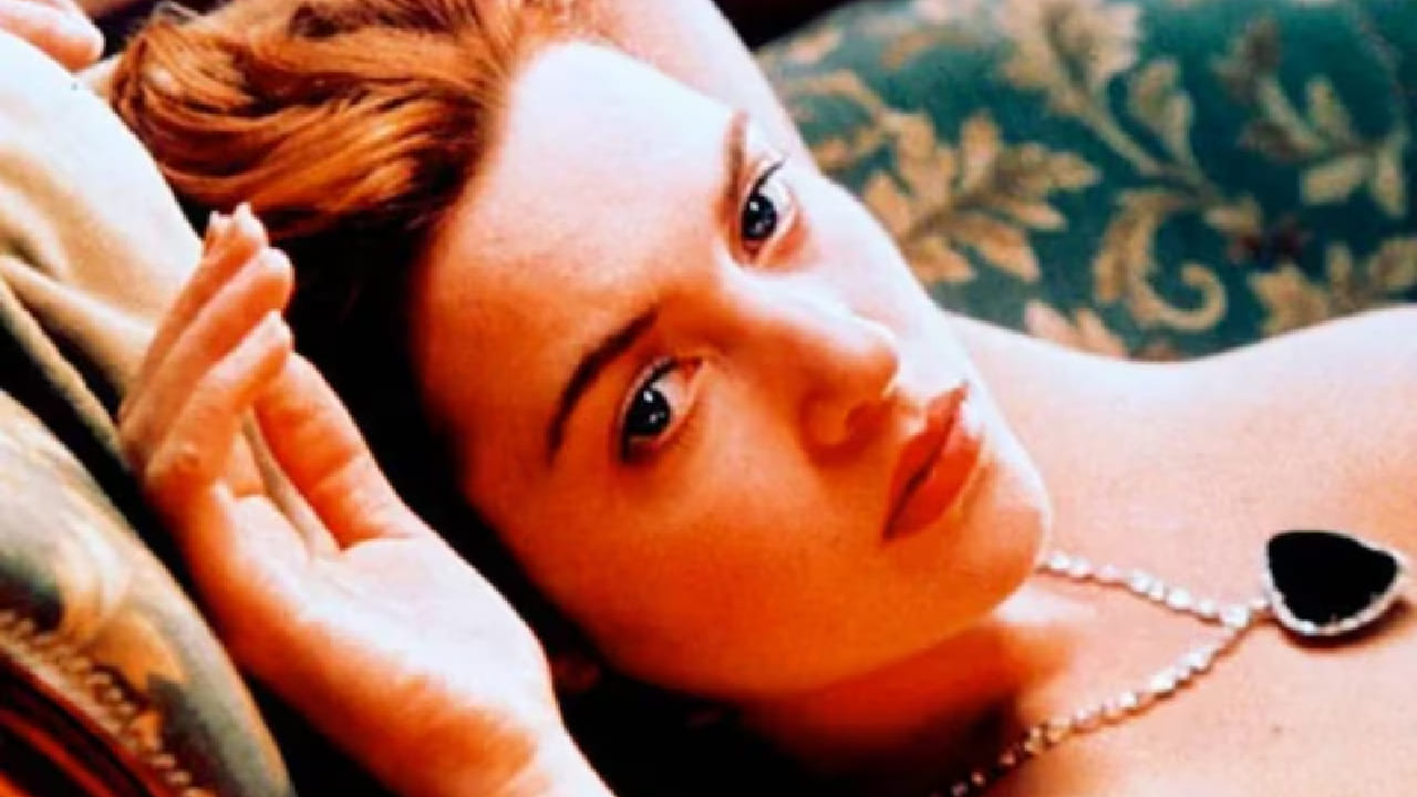 केट विन्सलेटला खरी जागतिक ओळख 1997 साली आलेल्या Titanic या चित्रपटामुळे मिळाली. या चित्रपटातील तिच्या अभिनयाने प्रेक्षकांना भुरळ घातली. या एका चित्रपटाने केट विन्सलेटला जागतिक स्तरावर मोठी लोकप्रियता मिळवून दिली आणि ती लाखो चाहत्यांच्या मनातील ‘ड्रीम गर्ल’ बनली.