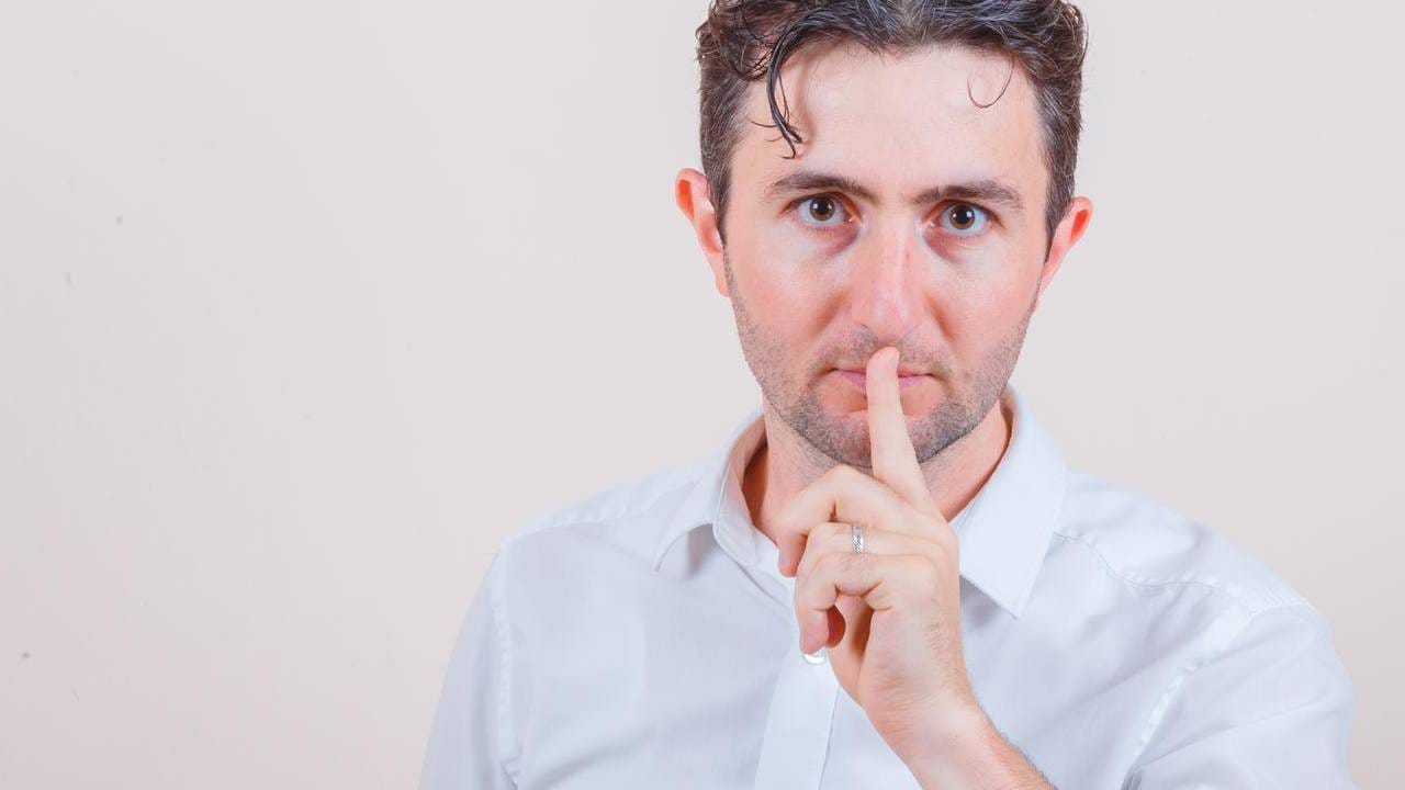 गैरसमज होत असेल. कुणाचा अपमान होत असेल तर तोंड बंद ठेवणेच फायद्याचे आहे. कारण त्यामुळे इतरांविषयी तुम्ही नकारात्मक गोष्टी तर वाढवताच. पण सोबतच तुमची वृत्ती, तुमचे व्यक्तिमत्व पण नकारात्मक होते. अशावेळी बडबड करू नका.