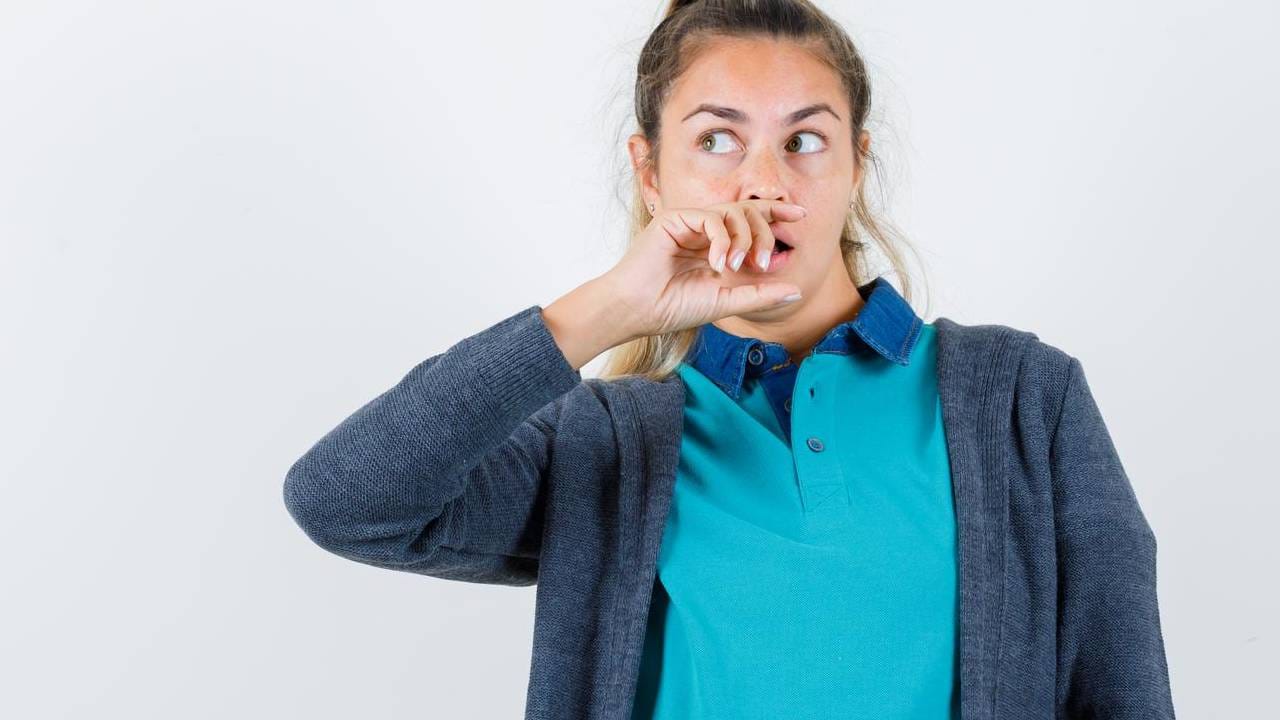 जर कोणी विश्वासाने तुम्हाला एखादी गोष्ट सांगितली असेल. तर ती गोष्ट तुम्ही इतरांना अजिबात सांगू नका. तुमच्या नाहक बडबडीमुळे कुणाचे तरी सीक्रेट उघड होण्याची शक्यता आहे. तर त्याच्या तुमच्यावरील विश्वासालाही तडे जाऊ शकतात.