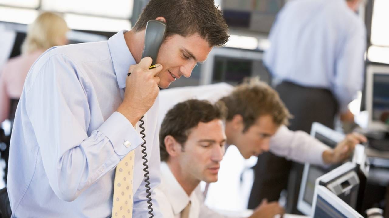 केसर इंडिया लिमिटेडच्या शेअरने शुक्रवारी इंट्राडे ट्रेडमध्ये 8 टक्क्यांपेक्षा अधिकची झेप घेतली. हा शेअर काल 1166 रुपयांवर झेपावला.  गेल्या 3 वर्षांत या स्टॉकने 6600 टक्के पेक्षा जास्त रिटर्न दिला आहे. काल अचानक हा शेअर प्रकाशझोतात आला. गुंतवणूकदारांना मोठा फायदा झाला. 