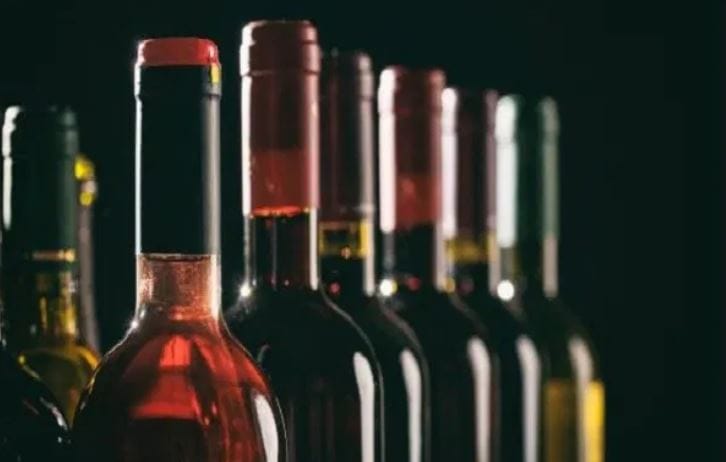 अमेरिका-इस्त्रायल आणि इराण यांच्यातील युद्धामुळे संपूर्ण जगाला फटका बसला आहे. भारतात तर इंधनाचे संकट निर्माण झाले आहे. आता तर थेट भारतात मद्यनिर्मितीवर परिणाम पडत असल्याचे समोर आले आहे. जगभरातील पुरवठा साखळी बिघडल्याने आता भविष्यात मद्य महागणार की काय? अशी भीती व्यक्त केली जात आहे.