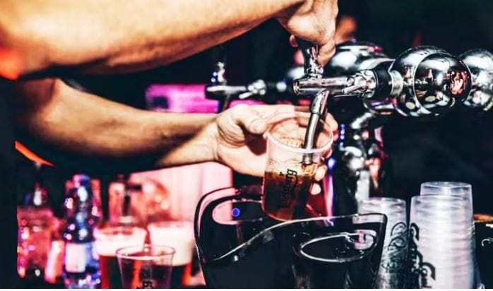 भारतात अनेक परदेशी कंपन्या मद्यनिर्मिती उद्योगात सक्रीय आहेत. परंतु युद्धामुळे जगभरातून कच्चा माल भारतात येण्यात अडचणी निर्माण होत आहेत. तसेच गॅसची टंचाई निर्माण झाल्यामुळेही मद्य निर्मिती उद्योग क्षेत्राला फटका बसत आहे. 