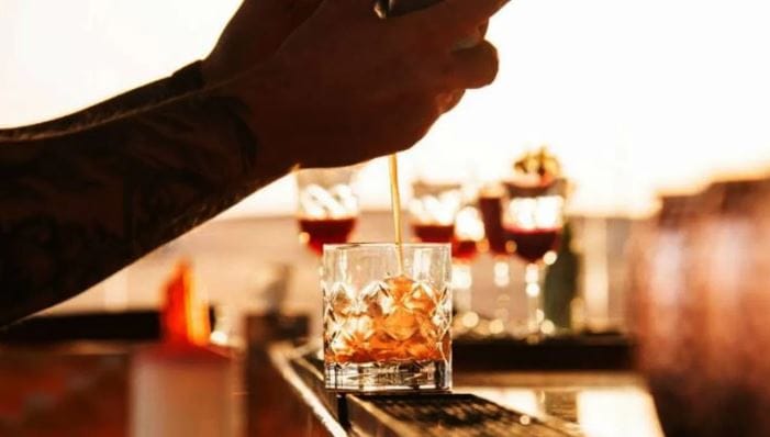  इराणने कतारवर केलेल्या हल्ल्यांमुळे भारतील गॅस पुरवठ्यावर परिणाम पडला आहे. भारत जगातील चौथा सर्वात मोठा गॅस आयातदार देश आहे. भारत कतारकडून साधारण 40 टक्के गॅसची आयात करतो. त्यामुळे गॅसची कमतरता भासत असल्याने मद्य साठवण्यासाठी लागणाऱ्या काचेच्या बॉटलची निर्मिती करण्यात अडचणी येत आहेत.