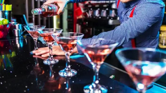 काचेच्या बॉटल्सचा तुटवडा निर्माण झाल्याने आता मद्यनिर्मितीत अडचणी येत आहेत. काचेच्या बॉटल्सची किंमत साधारण 20 टक्के वाढली आहे. फक्त बॉटलच नव्हे तर पॅकेजिंगसाठी लागणाऱ्या इतरही गोष्टी महागल्या आहेत. मद्य ठेवण्यासाठी वापरले जाणाऱ्या कार्टनची किंमतही दोन पटीने वाढली आहे. 