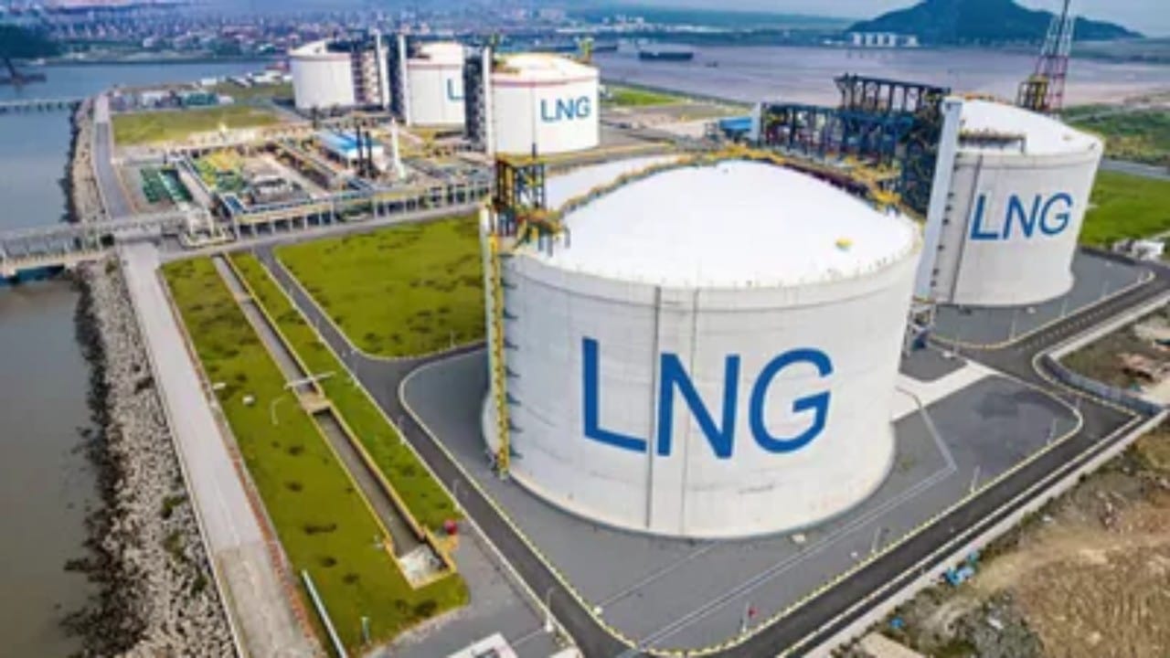 वायूचे आकारमान कमी करून त्याची लांब अंतरावर वाहतूक करणे सोपे व्हावे, हा यामागचा मुख्य उद्देश असतो. मोठ्या जहाजांमधून किंवा टँकर्समधून या वायूची आयात-निर्यात केली जाते. जिथे पाईपलाईन पोहोचू शकत नाही, तिथे हा गॅस वापरला जातो.