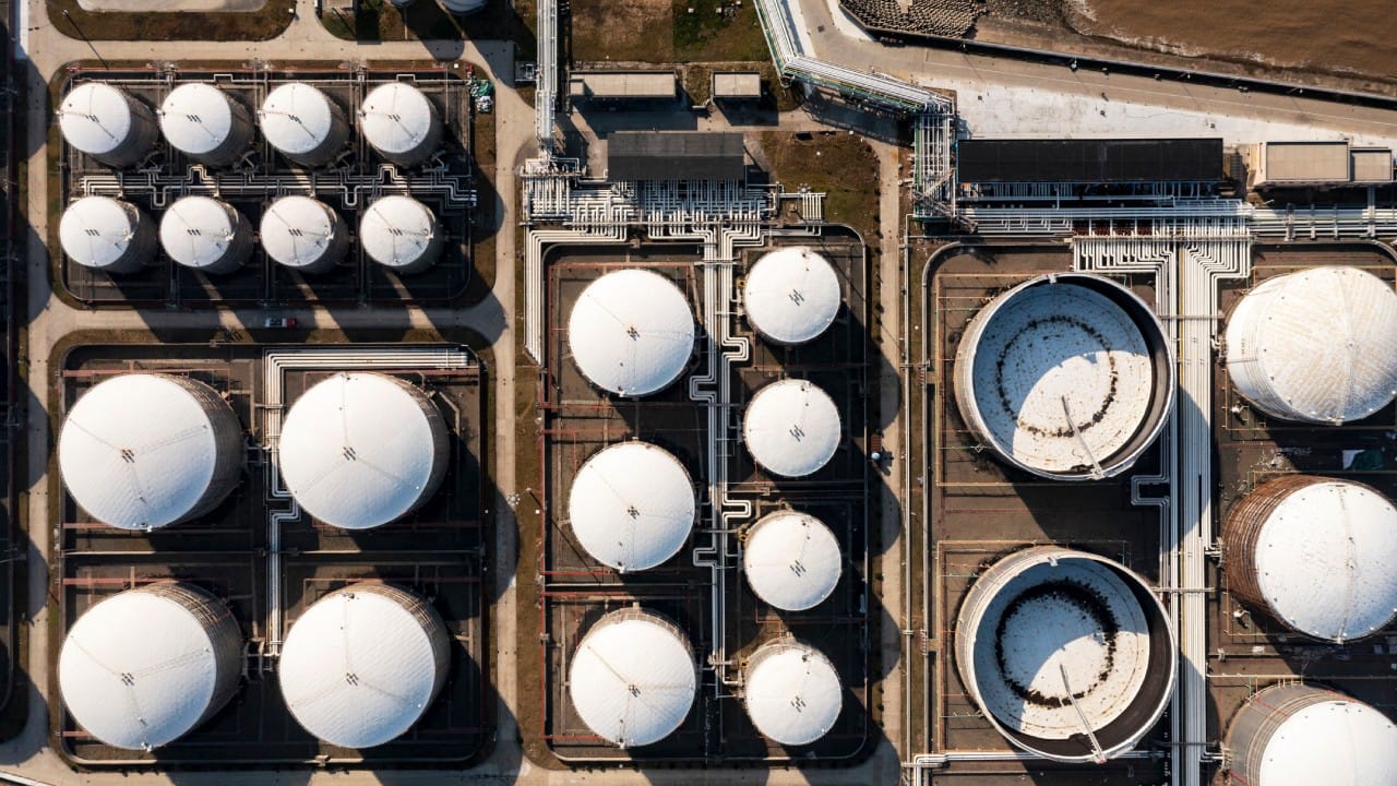 LNG म्हणजे Liquefied Natural Gas. जेव्हा नैसर्गिक वायूला उणे 160 डिग्री अंश सेल्सिअस तापमानापर्यंत अतिशय थंड केले जाते, तेव्हा त्याचे रूपांतर एलएनजी म्हणजेच द्रवरूप नैसर्गिक वायूत होते.