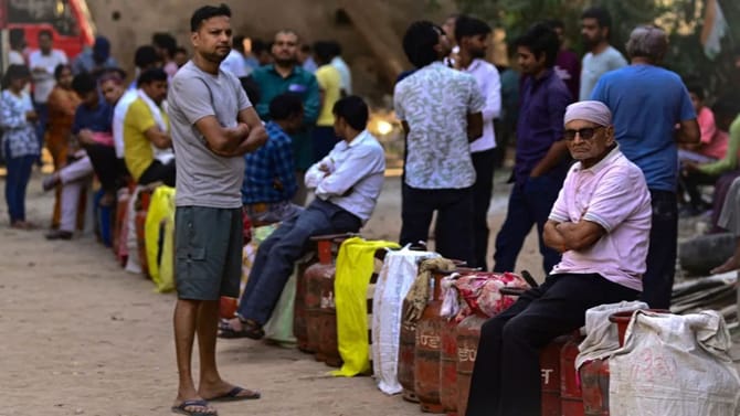कुणी सिलेंडर देतं का सिलेंडर... नागरिकांच्या लांबच लांब रांगा....