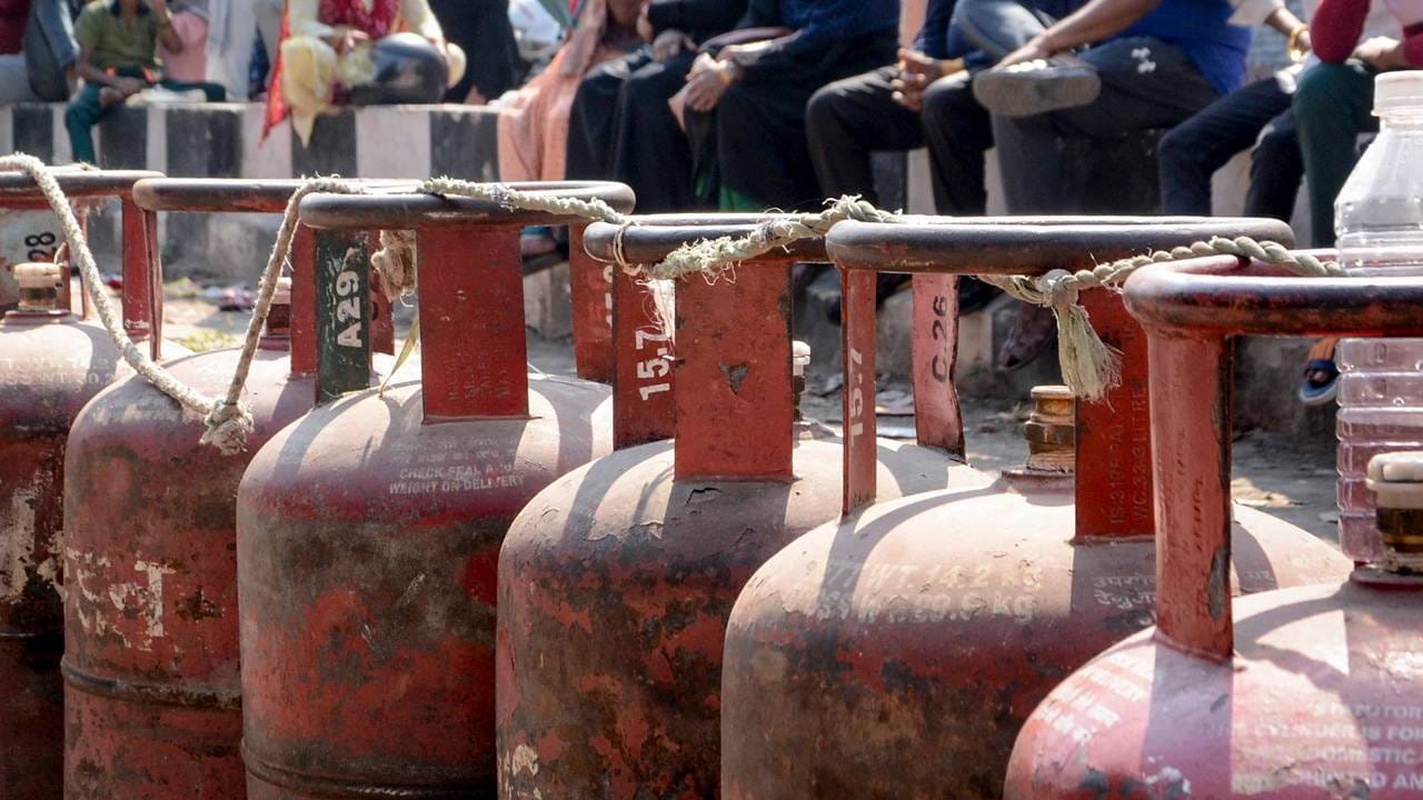 LPG Crisis : देशात पेट्रोल-डिझेलचा किती दिवसाचा साठा शिल्लक? दररोज किती लाख LPG सिलिंडरची मागणी? जाणून घ्या डिटेल्स