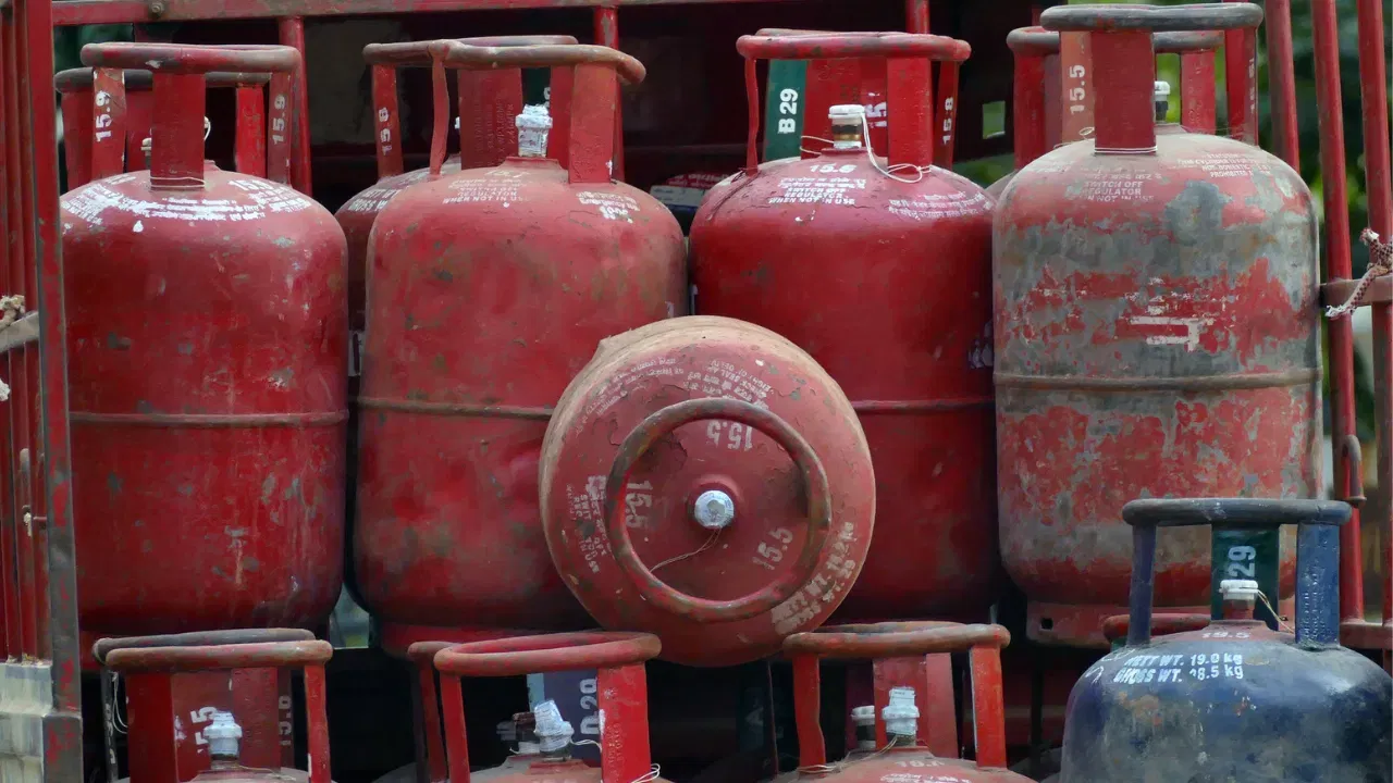 … तर तुमचे गॅस कनेक्शन रद्द होईल, LPG ग्राहकांसाठी सर्वात मोठी बातमी! केंद्राचा मोठा निर्णय