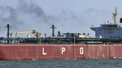 LPG Crisis : 46,000 मेट्रिक टन LPG भारतात आला, त्यातून किती गॅस सिलेंडर भरले जातील? देशात किती कोटी एलपीजी ग्राहक?