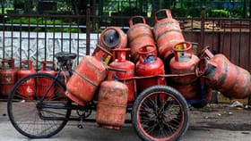 LPG Booking: गॅस सिलिंडर संपत आलाय? असं करा काही सेकंदात बुकिंग.