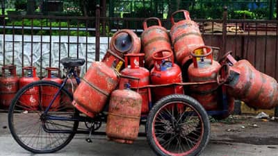 LPG Booking: गॅस सिलिंडर संपत आलाय? फोनवरून बुकिंग होत नाहीये? असं करा काही सेकंदांत बुकिंग