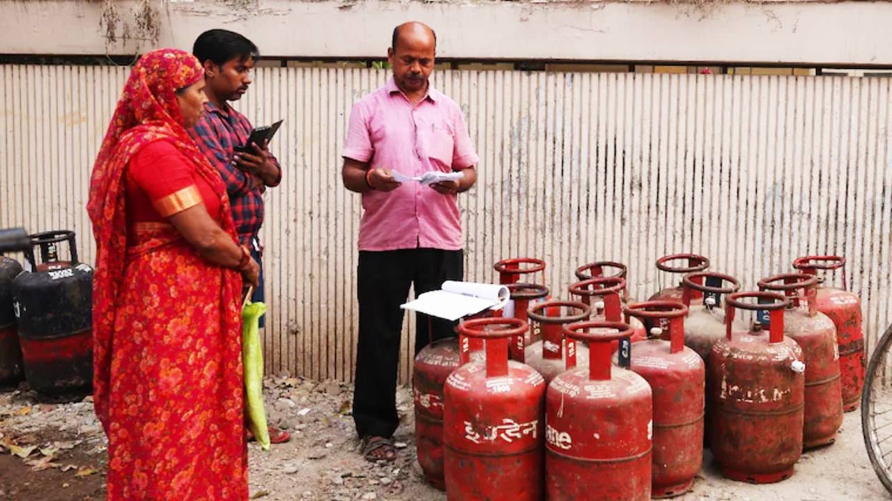 lPG Cylinder: 1 महिन्यात किती सिलेंडर बुक करता येतात? लग्न सोहळ्यासाठी किती मिळतात सिलेंडर? माहिती आहेत का हे नियम?