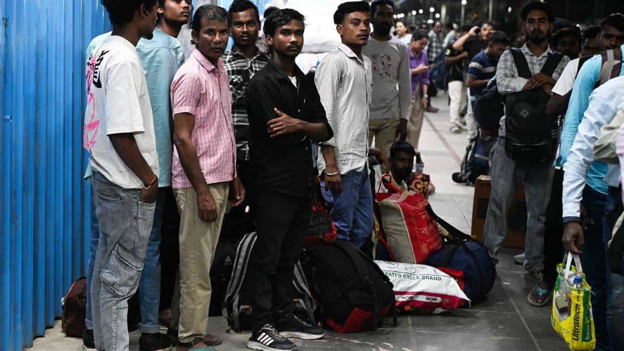 LPG Cylinder : या व्यथा सांगू कुणाला? गॅस सिलेंडर संपला, पोटाला चिमटा, सरकारच्या दाव्याची कामगारांकडून पोलखोल, ग्राउंड रिॲलिटी काय?