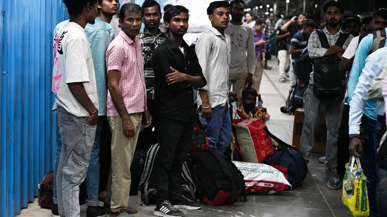 LPG Cylinder : या व्यथा सांगू कुणाला? गॅस सिलेंडर संपला, पोटाला चिमटा, सरकारच्या दाव्याची कामगारांकडून पोलखोल, ग्राउंड रिॲलिटी काय? LPG Cylinder : या व्यथा सांगू कुणाला? गॅस सिलेंडर संपला, पोटाला चिमटा, सरकारच्या दाव्याची कामगारांकडून पोलखोल, ग्राउंड रिॲलिटी काय?