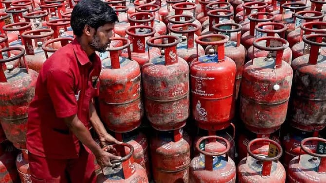 LPG Cylinder Price : 1 एप्रिलपासून गॅस सिलेंडर महाग? अपडेट काय?
