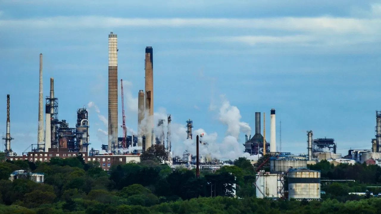  सर्वात जास्त एलपीजी बनवणारा देश - जगात सर्वात जास्त एलपीजीचे उत्पादन करणारा देश अमेरिका आहे. एलपीजीला कच्चे तेल आणि नैसर्गिक गॅसच्या प्रक्रियेनंतर तयार केले जाते. रिफायनरीत कच्च्या तेलाची शुद्धी केली जाते. तेव्हा त्यातून  अनेक गॅस बाहेर पडतात. एलपीजी देखील याच प्रक्रियेच्यावेळी बाहेर पडतो. (फोटो: Pixabay)