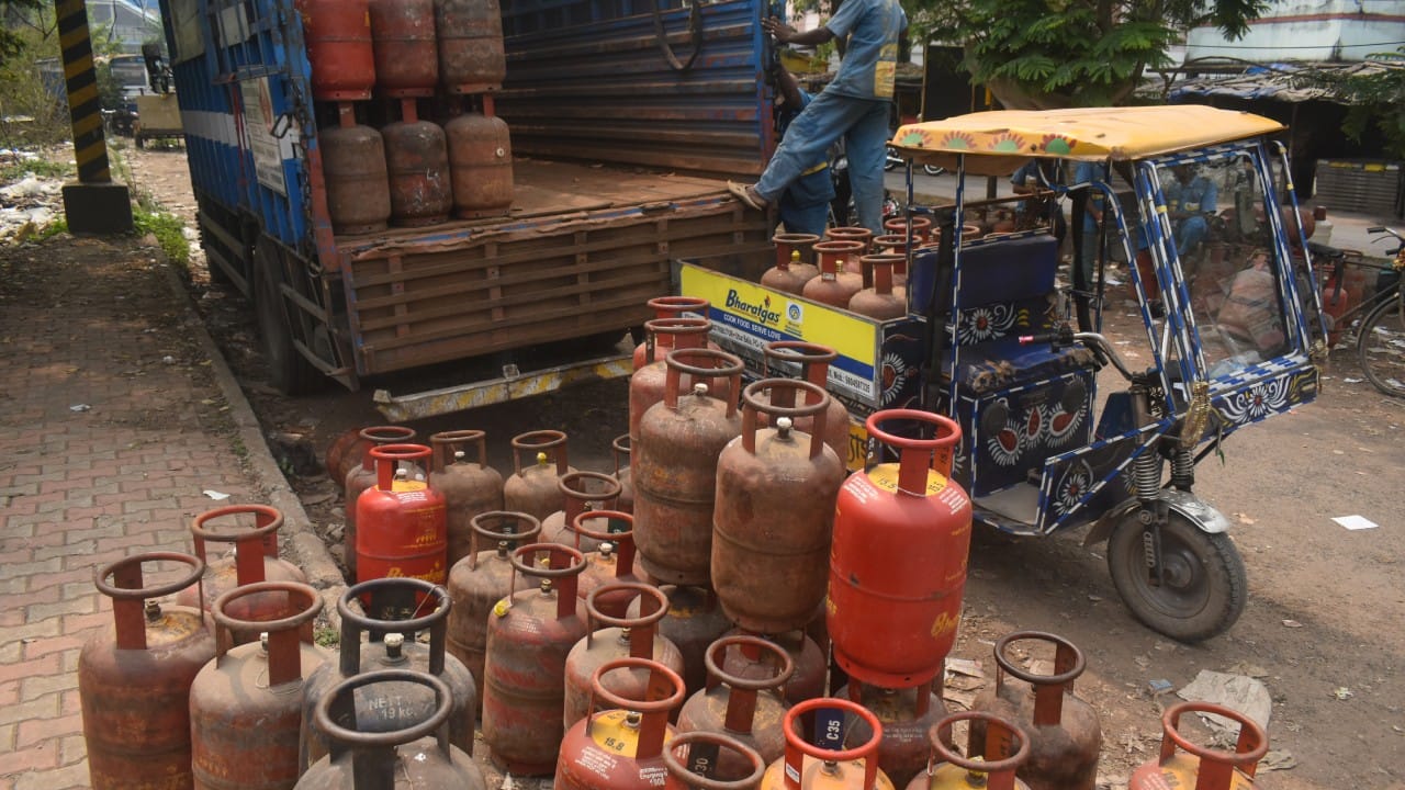 यात LPG गॅसचे वजन १४.२ किलो असते. तर रिकाम्या सिलेंडरचे वजन सरासरी १५.५ किलो इतके असते. जर सिलेंडरचे एकूण वजन २९.७ किलोपेक्षा कमी भरत असेल, तर समजून जा की त्यामध्ये गॅसचे प्रमाण कमी आहे.