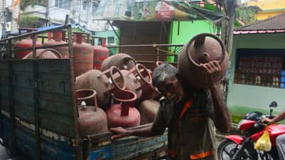 घरोघरी LPG सिलिंडर पोहोचवणारा डिलिव्हरी बॉय किती कमावतो? जाणून घ्या