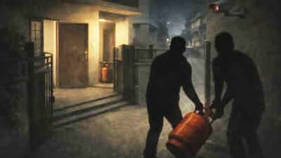 LPG Cylinder : गॅसची टंचाई आणि थेट सिलेंडरची धाडसी चोरी, चोरट्याने हॉस्पिटलच्या स्वयंपाकगृहातून गॅस टाकीच पळवली