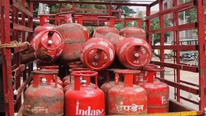 LPG सिलिंडरमध्ये फक्त 10 किलो गॅस मिळणार? सत्य काय? सरकारने दिले उत्तर