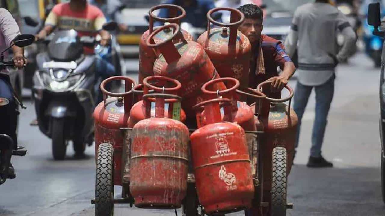 LPG Shortage: इराण युद्धामुळे गॅसचा तुटवडा? सरकारचे तेल कंपन्यांना मोठे आदेश, अपडेट काय?