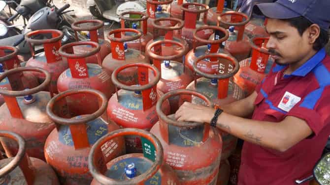एक वाजताच भरारी पथक धडकलं... घरगुती गॅसचा काळाबाजार करणाऱ्यांवर धाडी; महाराष्ट्रातील या शहरात मोठी धडक कारवाई