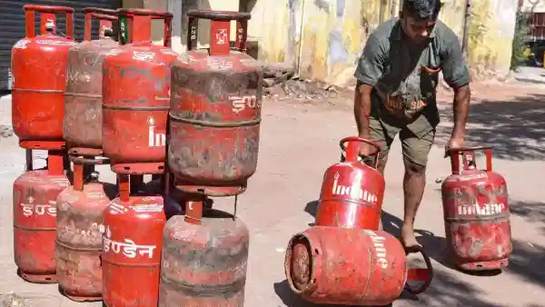 गॅस सिलिंडर बुकिंगचे नियम बदलले, युद्धाचा सर्वसामान्यांवर परिणाम, सरकारचा नवा निर्णय काय?