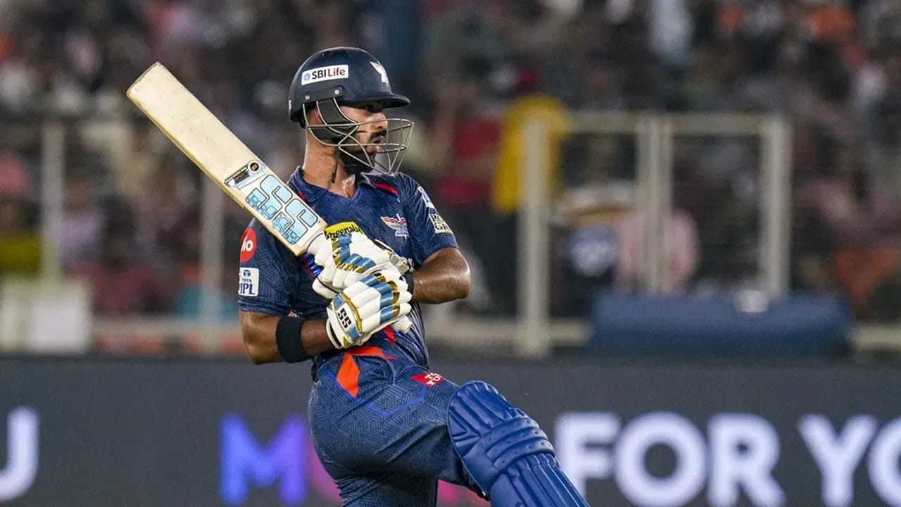 सेहवागनंतर निकोलस पूरन या यादीत दुसऱ्या स्थानी आहे. पूरनने 4.32 बॉलमध्ये चौकार लगावला आहे. तसेच आंद्रे रसेल याने 4.37 बॉलवर फोर ठोकला आहे. तसेच शेन वॉटसन याने 4.63 बॉलवर चौकार-षटकार लगावण्याची कामगिरी केली आहे. (Photo Credit : PTI)