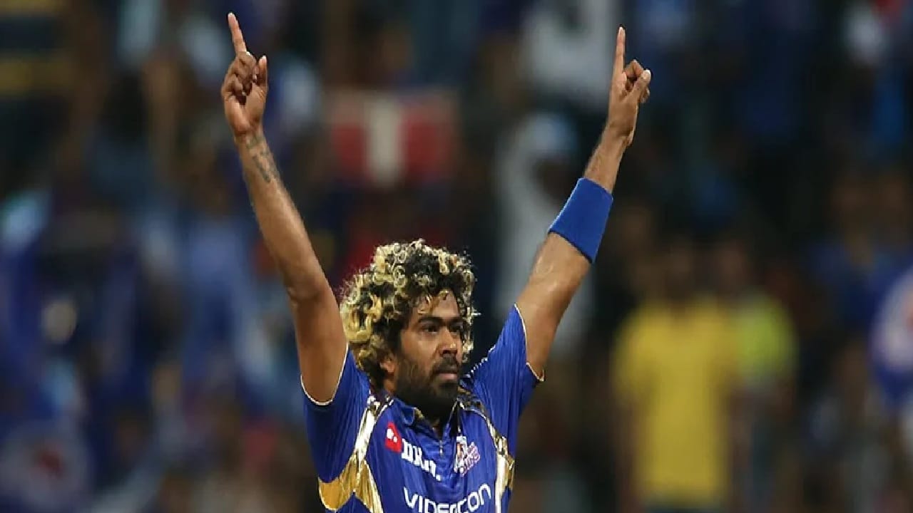 लसिथ मलिंगा याने आपल्या भेदक आणि धारदार बॉलिंगच्या जोरावर आयपीएल स्पर्धेत मुंबई इंडियन्सला विजयी केलं आहे. मलिंगाने 2011 साली पलटणसाठी 195 डॉट बॉल टाकले होते. मलिंगाने तेव्हा 16 सामन्यांमध्ये 28 विकेट्स मिळवल्या होत्या. (Photo Credit : Mumbai Indians Website)