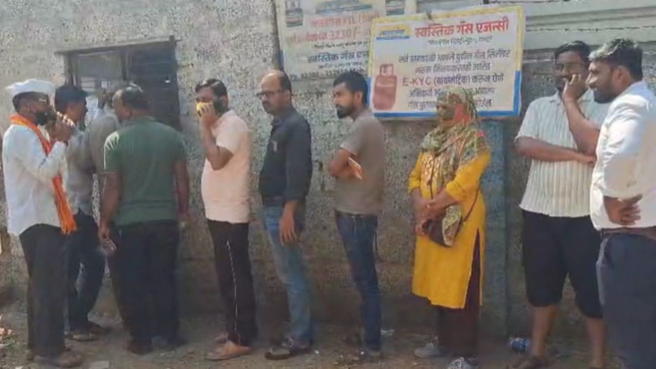 लातूर : लातूरमध्ये गॅस बुकिंग नंबर्स बंद पडल्याने ग्राहकांनी एजन्सी बाहेर सिलेंडर मिळवण्यासाठी लांब रांगा लावल्या आहेत. गॅस तुटवडा  निर्माण होणार असल्याची अफवा पसरल्यामुळे नागरिकांची सिलेंडर मिळविण्यासाठी धावपळ सुरू आहे.  