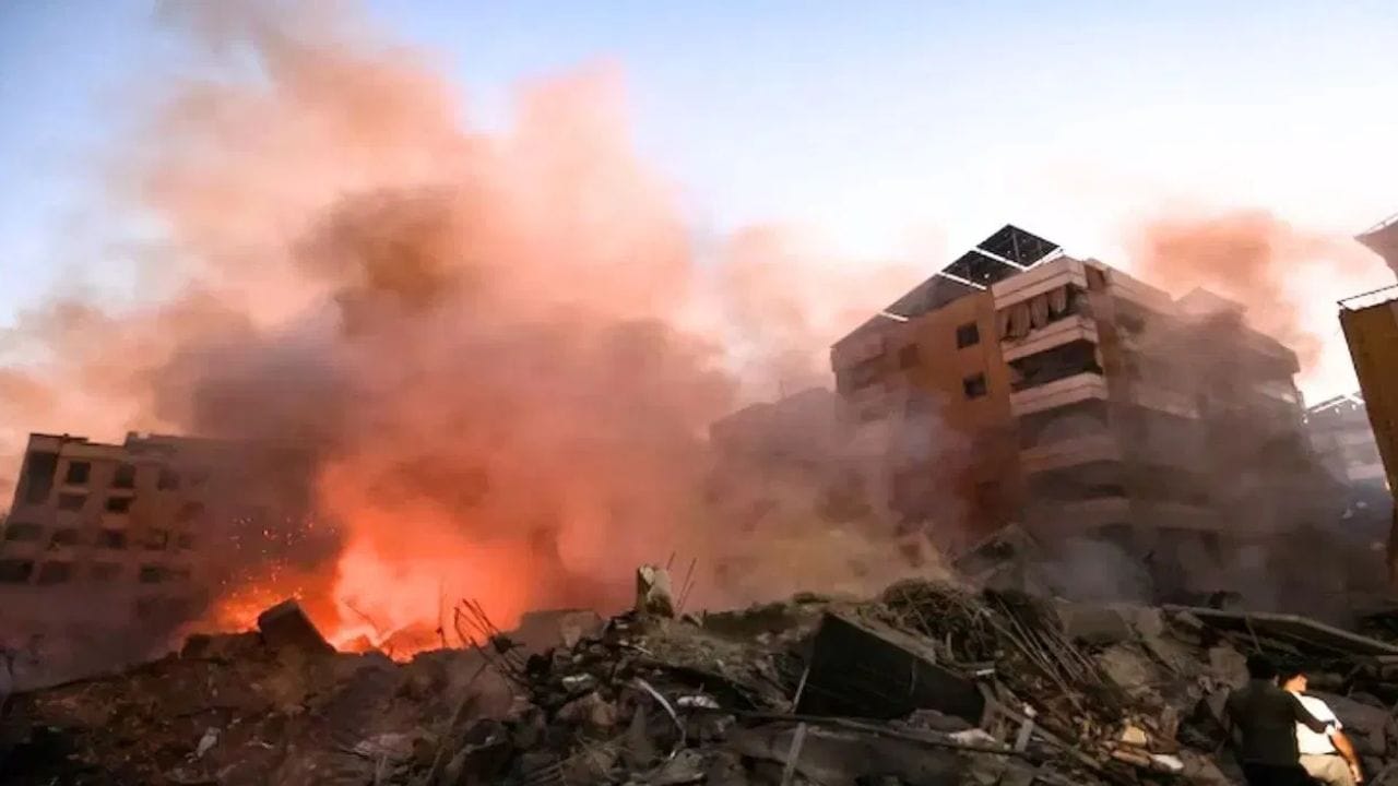 इस्त्रायकडून लेबनानवर भीषण हल्ला, तीन पत्रकारांचा मृत्यू