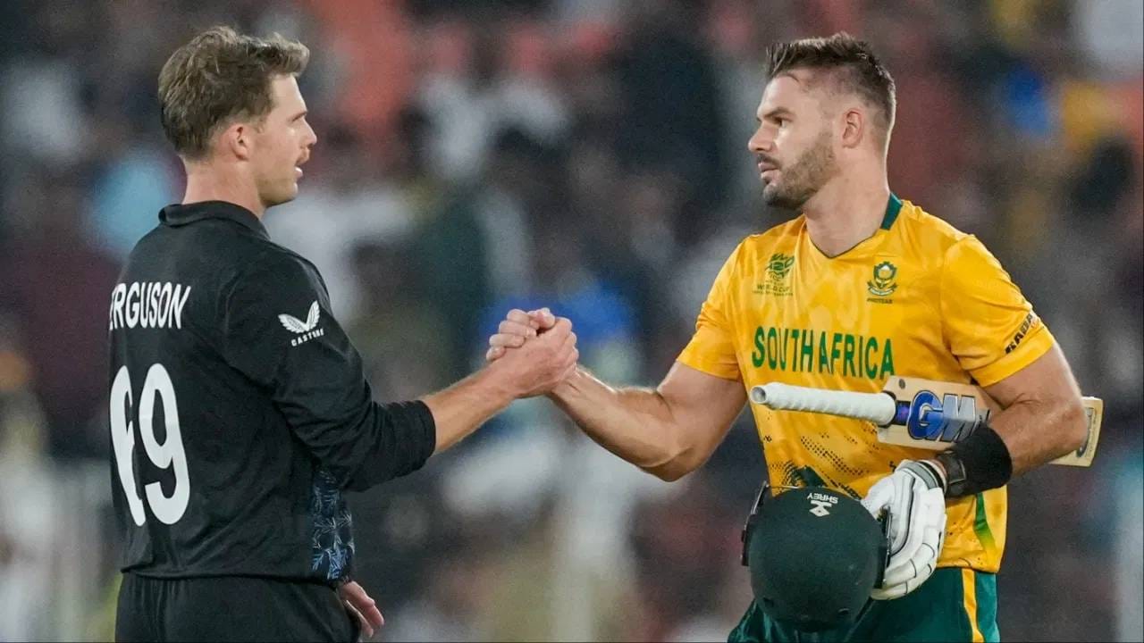 ईएसपीएनक्रिकइंफोच्या मते, दक्षिण अफ्रिकेविरूद्ध टी20 मालिका संपल्यानंतर लॉकी फर्ग्युसन काही आठवड्यांसाठी ब्रेक घेण्याच्या विचारात आहे. तो आपल्या कुटुंबियांना वेळ देऊ इच्छित आहे. दक्षिण अफ्रिकेविरुद्ध तिसरा टी20 सामना सुरू होण्यापूर्वी त्याने सांगितलं की, आताच घरी बाळ जन्माला आलं आहे. अशा स्थितीत घरी जास्तीत जास्त वेळ घालवण्याचा विचार आहे. या दरम्यान पत्नीची मदत करण्याचा प्रयत्न करेन. (Photo: PTI)