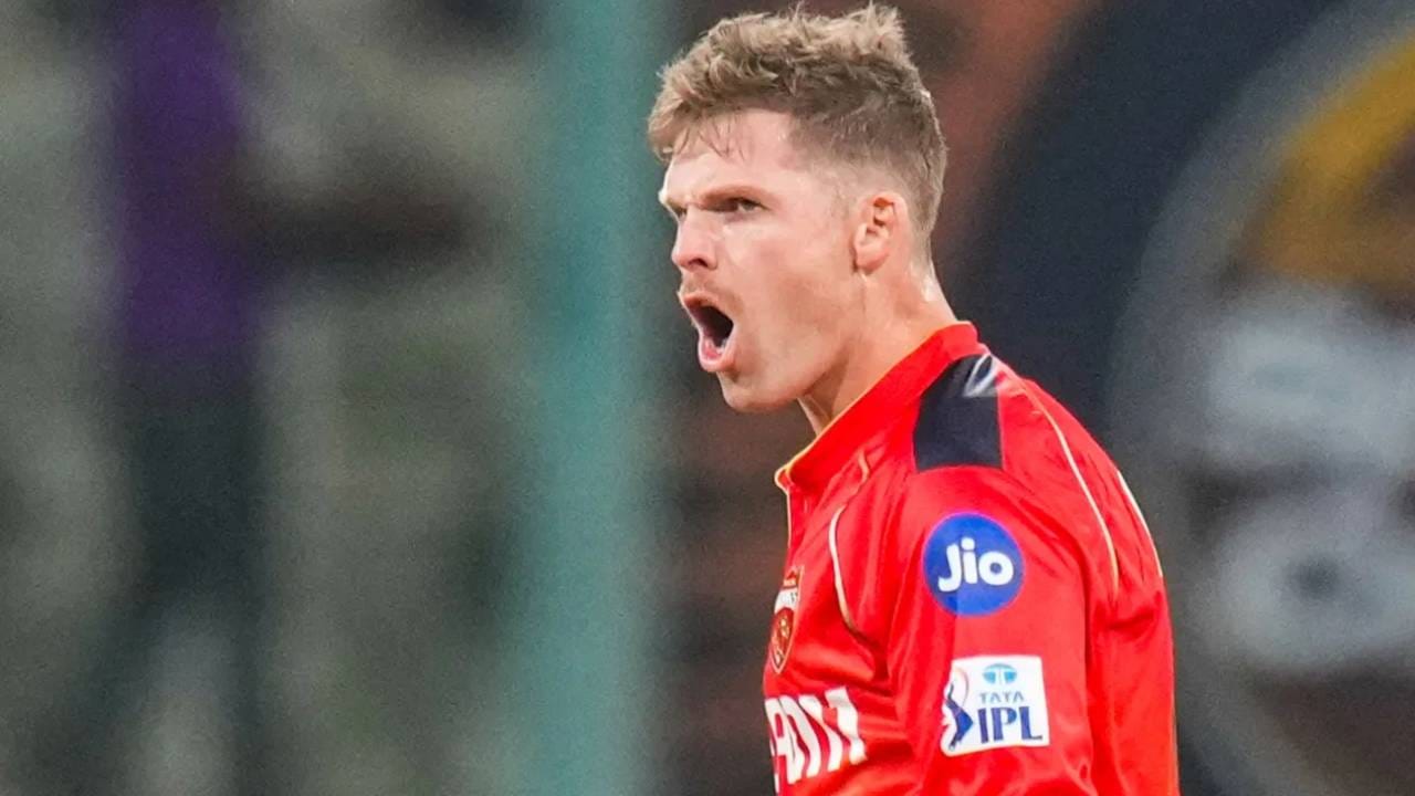 न्यूझीलंडचा वेगवान गोलंदाज लॉकी फर्ग्युसन पत्नीच्या मदतीसाठी आयपीएल 2026 स्पर्धेच्या सुरूवातीच्या टप्प्यात खेळणार नाही. त्याने हा निर्णय पंजाब किंग्सला कळवला आहे. प्रीति जिंटा सहमालकिन असलेल्या पंजाब किंग्सने या पर्वात लॉकी फर्ग्युसनला 2 कोटी रूपये मोजून रिटेन केलं आहे. (Photo: PTI)