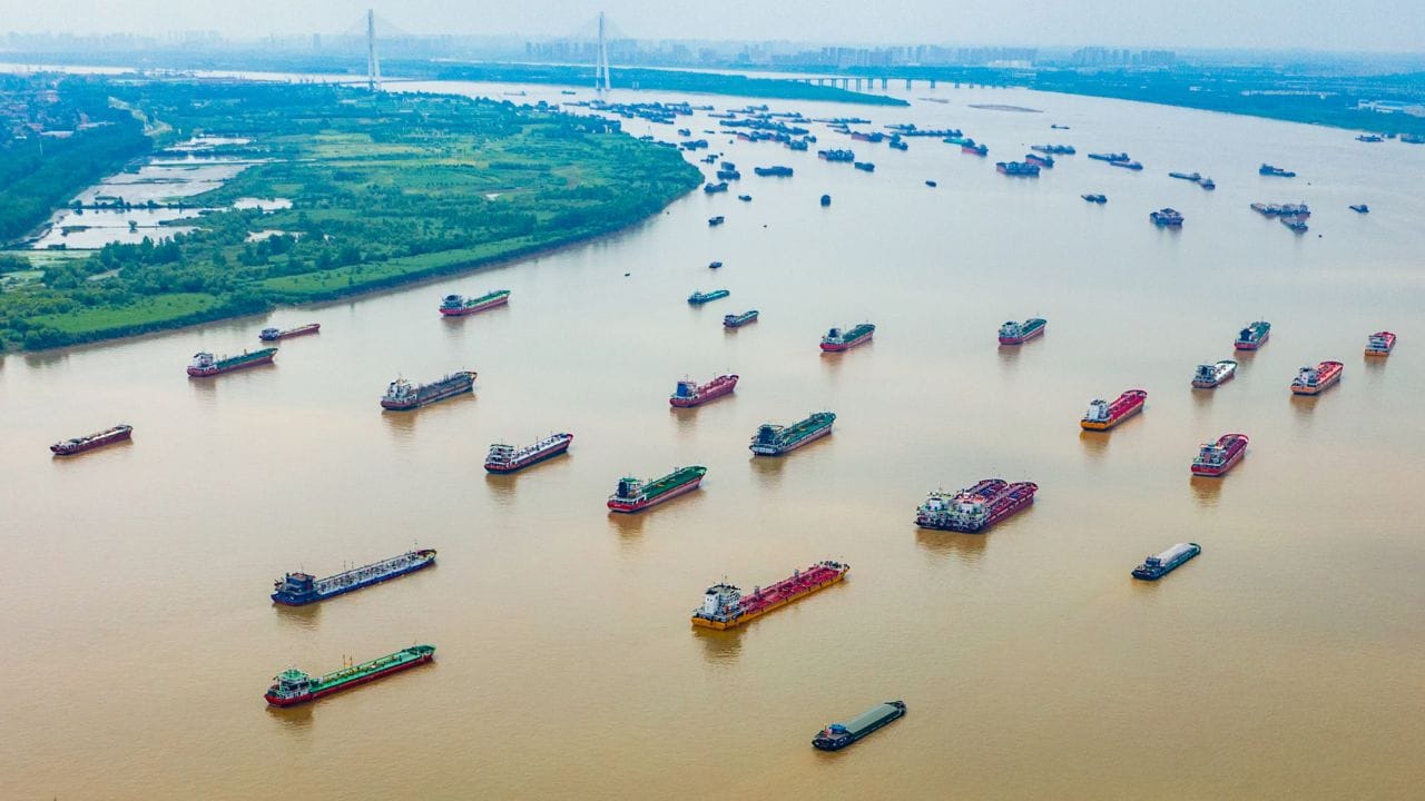 यांगत्से नदी हा एक महत्त्वाचा जलवाहतूक मार्ग आहे. या नदीवर मोठी जहाजेही चालतात, ज्यामुळे चीनच्या अंतर्गत भागांना पूर्व किनारपट्टीशी जोडले जाते. ही नदी शेती, उद्योग आणि पिण्याच्या पाण्यासाठी एक प्रमुख स्रोत आहे.