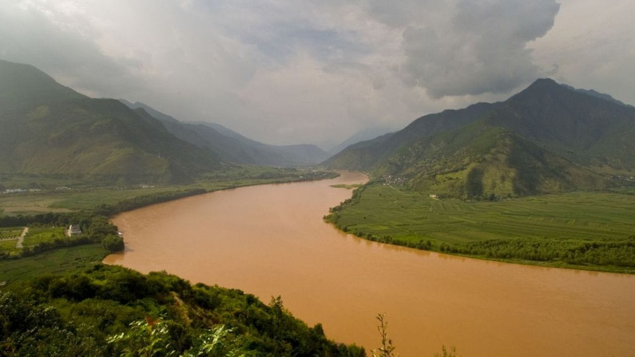 यांगत्से नदीची लांबी सुमारे 6,300 किलोमीटर आहे आणि ती पूर्णपणे चीनमधून वाहते. ही नदी चीनच्या अर्थव्यवस्थेसाठी अत्यंत महत्त्वाची मानली जाते. या नदीवर अनेक धरणे आणि जलविद्युत प्रकल्प आहेत.  