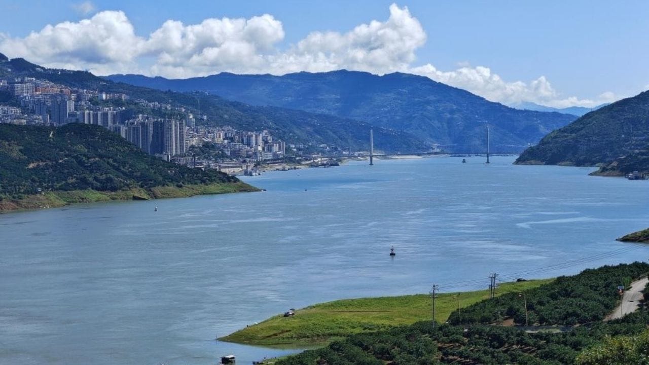 आशियातील सर्वात लांब नदीचे नाव यांगत्से नदी आहे. चीनमध्ये वाहणाऱ्या या नदीला चांग जियांग या नावानेही ओळखले जाते. ही आशियातील सर्वात लांब आणि जगातील तिसऱ्या क्रमांकाची लांब नदी आहे.