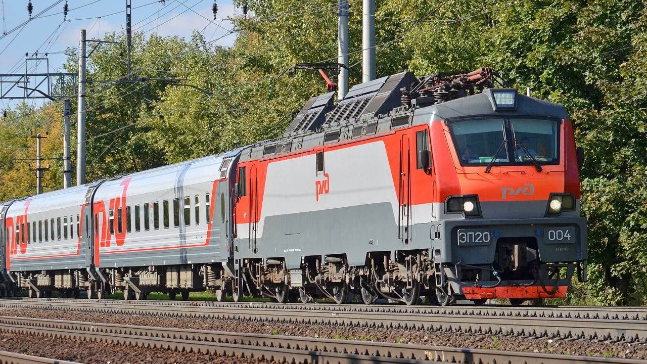 13 देशांच्या सीमांमधून प्रवास : या रेल्वे प्रवासात ट्रेन एकूण 18,755 किलोमीटर अंतर पार करते आणि 13 देशांच्या सीमांमधून जाते. हा रेल्वे प्रवास सुमारे 21 दिवसांचा असतो. 