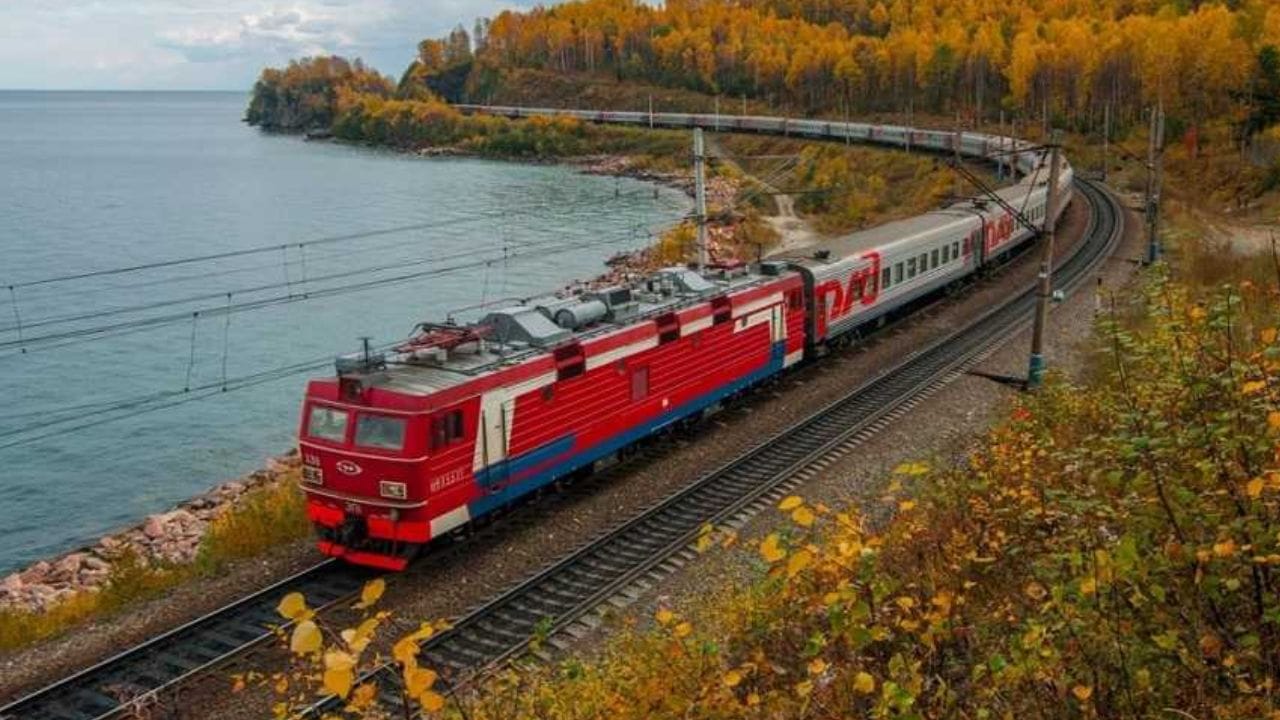 जगातील सर्वात लांब रेल्वे मार्ग : जगातील सर्वात लांब रेल्वे प्रवास पोर्तुगालमधील लागोस शहरापासून सुरू होऊन सिंगापूरला संपतो. इतक्या लांब रेल्वे प्रवासात ट्रेन 13 देशांमधून जाते, पण या प्रवासात थांबे फक्त 11 ठिकाणी असतात.