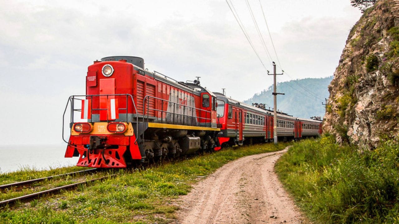 रेल्वे प्रवास : साधारणपणे एका देशात लांब अंतराचा प्रवास करण्यासाठी लोक रेल्वेचा वापर करतात, तर दुसऱ्या देशात जाण्यासाठी विमानप्रवास हा सर्वात सोपा पर्याय मानला जातो.