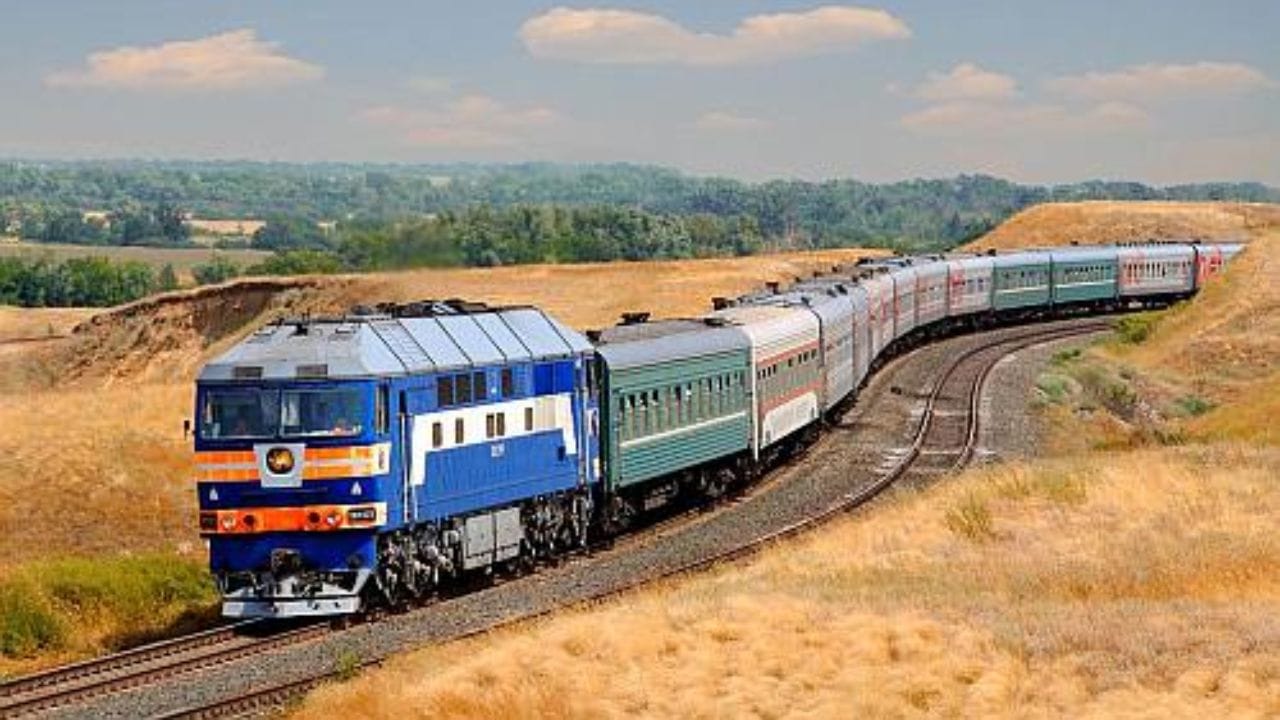 या देशांमधून रेल्वे जाते : या सर्वात लांब रेल्वे प्रवासादरम्यान ट्रेन स्पेन, फ्रान्स, रशिया, चीन, व्हिएतनाम, थायलंड आणि सिंगापूर या देशांमधून जाते. या मार्गावर पॅरिस, मॉस्को, बीजिंग आणि बँकॉक यांसारख्या प्रसिद्ध शहरांचा समावेश आहे.   